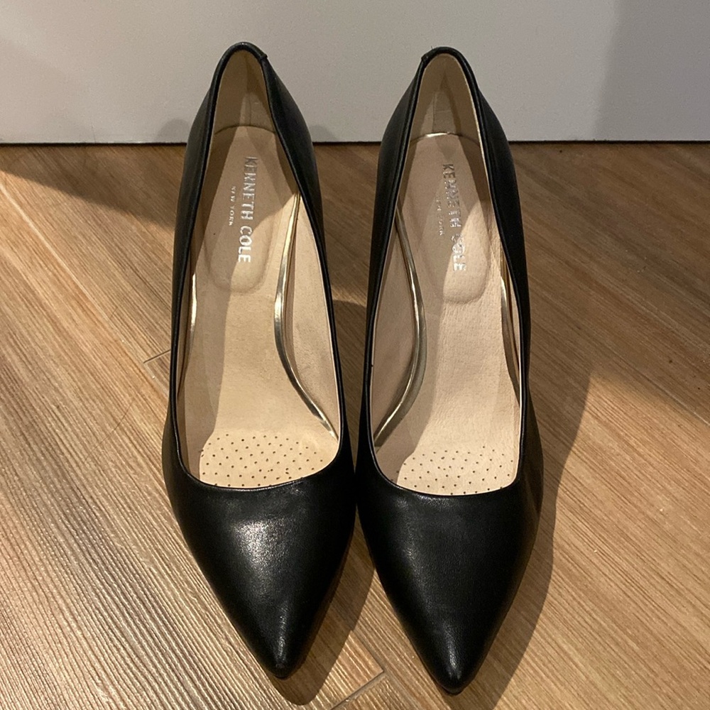 New in Box Kenneth Cole Riley 85 Pumps in Black